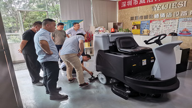 驾驶式扫地机哪个好？？？？该怎么选择？？？？